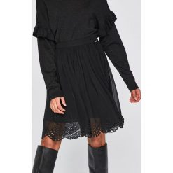 Guess Jeans - Spódnica Alda. Czarne spódnice damskie Guess Jeans, na co dzień, z aplikacjami, z jeansu, casualowe, mini, proste. W wyprzedaży za 259.90 zł.