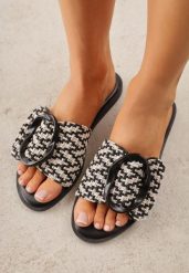 Czarne Klapki z Plecionką i Geometryczną Klamrą Nemornell. Czarne klapki damskie Renee, na lato, bez wzorów, boho, bez obcasa, na płaskiej podeszwie, bez zapięcia. Za 79.99 zł.