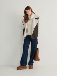 Sweter oversize z golfem - kremowy. Białe swetry nierozpinane damskie Reserved, l, bez wzorów, z dzianiny, bez kołnierzyka, bez ramiączek. W wyprzedaży za 49.99 zł.