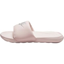 Czapka damskie Nike Victori One Slide. Czerwone czapki damskie Nike, bez wzorów, ze skóry ekologicznej, sportowe. Za 190.00 zł.