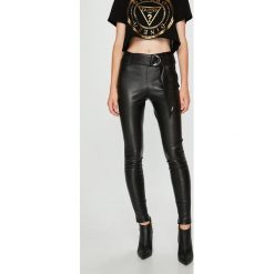 Guess Jeans - Spodnie Eve. Czarne spodnie materiałowe damskie Guess Jeans, z aplikacjami, z jeansu, casualowe. W wyprzedaży za 319.90 zł.