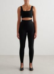 Damskie legginsy ze strzemionami, z wysokim stanem, squat proof Sense czarne. Czarne legginsy damskie Aim'n, bez wzorów, z elastanu. Za 387.00 zł.