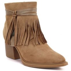 Botki damskie kowbojki z frędzlami ocieplane camel M.Daszyński. Brązowe botki damskie M.Daszyński, bez wzorów, z nubiku, eleganckie, bez obcasa, bez zapięcia. Za 169.99 zł.