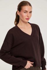 Bluza z dekoltem w serek brązowa. Brązowe bluzy damskie MOODO, l, bez wzorów, z bawełny, bez ramiączek, bez kaptura. Za 89.99 zł.