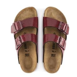 Klapki damskie Birkenstock Arizona. Czerwone klapki damskie Birkenstock, bez wzorów, z materiału, bez obcasa, bez zapięcia. Za 287.00 zł.