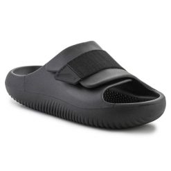 Klapki Crocs Mellow Luxe Recovery Slide 209413-001 czarne. Czarne klapki męskie bez wzorów, bez zapięcia. Za 408.30 zł.