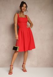 Czerwona Sukienka o Rozkloszowanym Fasonie z Kokardą na Tyle Soneritia. Czerwone sukienki damskie Renee, m, bez wzorów, eleganckie, bez kołnierzyka, bez ramiączek, midi, rozkloszowane. Za 119.99 zł.