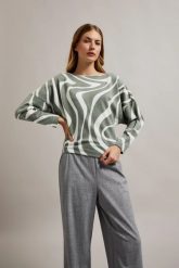 Bluza z geometrycznym wzorem i długimi rękawami oliwkowa. Zielone bluzy damskie MOODO, l, bez wzorów, z elastanu, bez ramiączek, bez kaptura. W wyprzedaży za 54.98 zł.