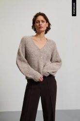 Dzianinowy kardigan beżowy. Brązowe kardigany damskie MOODO, l, bez wzorów, z dzianiny, bez kołnierzyka. Za 169.99 zł.