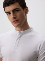 Koszula polo slim fit - biały. Białe koszule męskie Reserved, l, bez wzorów, z dzianiny, bez kołnierzyka, bez ramiączek. W wyprzedaży za 65.99 zł.