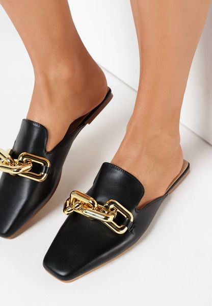 Czarne Klapki Acalaeno. Czarne klapki damskie Born2be, bez wzorów, bez obcasa, na płaskiej podeszwie, bez zapięcia. Za 99.99 zł.