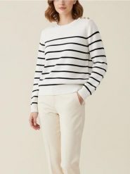 Sweter w paski z ozdobnymi guzikami na ramieniach - biały. Białe swetry nierozpinane damskie Sinsay, l, bez wzorów, bez kołnierzyka, bez ramiączek. Za 35.99 zł.