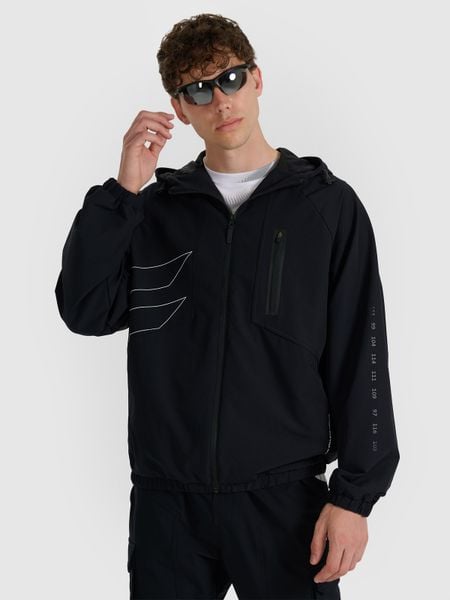 4F Kurtka przejściowa męska - czarna M. Czarne kurtki męskie 4F, m, bez wzorów, z elastanu, eleganckie, z kapturem. W wyprzedaży za 169.99 zł.