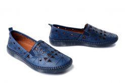 MANITU 840073-05 blau, półbuty damskie. Niebieskie półbuty damskie Manitu, na lato, w ażurowe wzory, ze skóry, bez obcasa, bez zapięcia. Za 271.92 zł.