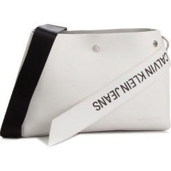Torebka CALVIN KLEIN JEANS - Logo Banner Shoulder Bag K40K400825 102. Białe listonoszki damskie Calvin Klein Jeans, bez wzorów, z jeansu, bez dodatków. W wyprzedaży za 359.00 zł.