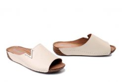 ARTIKER RELAKS 58C3224 beżowy, klapki damskie. Brązowe klapki damskie Artiker Relaks, na lato, bez wzorów, ze skóry, bez obcasa, na koturnie, bez zapięcia. Za 184.90 zł.