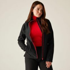 Damska kurtka softshell Ablaze z nadrukiem. Czarne kurtki sportowe damskie Regatta, na jesień, bez wzorów, z softshellu, bez ramiączek, bez kaptura, trekkingowe. Za 199.99 zł.