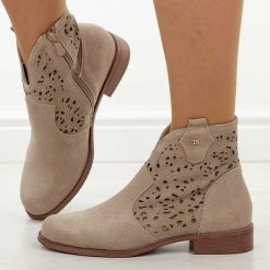 C.Beżowe tp skórzane ażurowe botki damskie T.Sokolski w26-50. Brązowe botki damskie Sokolski, na jesień, w ażurowe wzory, z jeansu, biznesowe, z okrągłym noskiem, bez obcasa, na obcasie, bez zapięcia. W wyprzedaży za 251.10 zł.