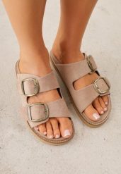 Ciemnobeżowe Klapki VICES z Dwoma Paskami i Metalicznymi Klamrami Kaliniassi. Brązowe klapki damskie Born2be, bez wzorów, z jeansu, eleganckie, bez obcasa, na płaskiej podeszwie, bez zapięcia. Za 99.99 zł.