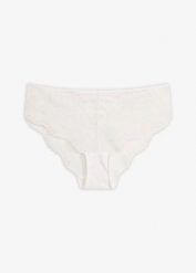 Figi hipster z wysokogatunkowej koronki. Białe majtki damskie bonprix, z koronki. Za 19.99 zł.