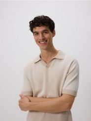 Strukturalny sweter polo - beżowy. Brązowe swetry męskie Reserved, l, bez wzorów, z bawełny, bez kołnierzyka, bez ramiączek. Za 119.99 zł.