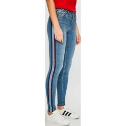 Noisy May - Jeansy Lucy. Niebieskie jeansy damskie Noisy May, bez wzorów, z bawełny. W wyprzedaży za 139.90 zł.