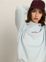 Bluza oversize z bawełną i nadrukiem - błękitny. Niebieskie bluzy damskie Sinsay, l, bez wzorów, z bawełny, bez ramiączek, bez kaptura. Za 49.99 zł.