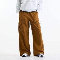 Spodnie damskie New Balance WP53504BFT – brązowe. Czarne spodnie dresowe damskie New Balance, bez wzorów, z materiału, klasyczne. Za 329.99 zł.