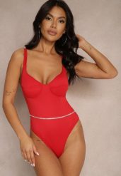 Czerwone Body z Usztywnionymi Miseczkami Dodatkowo Łańcuszek z Cyrkonii Valedi. Czerwone body Renee, bez wzorów. Za 44.99 zł.