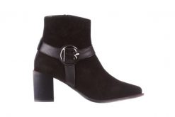 Botki Bayla-195 20K-7202-1 Black Suede 195013, Czarny, Skóra naturalna - 40. Czarne botki damskie Bayla, bez wzorów, z nubiku, bez obcasa, bez zapięcia. W wyprzedaży za 249.00 zł.