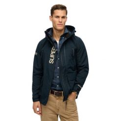 Kurtka przeciwdeszczowa z kapturem i haftowanym logo Superdry Ultimate. Niebieskie kurtki męskie Superdry, m, bez wzorów, z materiału, eleganckie, z kapturem. Za 556.55 zł.