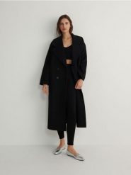 Legginsy z metalicznym efektem - czarny. Czarne legginsy damskie Reserved, bez wzorów, z dzianiny. W wyprzedaży za 39.99 zł.