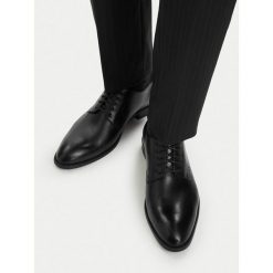 Półbuty Lasocki. Czarne buty wizytowe męskie Lasocki, bez wzorów, bez obcasa, bez zapięcia. Za 229.99 zł.