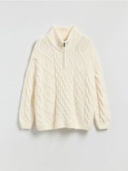Sweter z ozdobnym splotem - złamana biel. Swetry nierozpinane damskie Reserved, l, bez wzorów, z dzianiny, bez kołnierzyka, bez ramiączek. Za 179.99 zł.