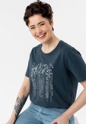 T-shirt z błyszczącym nadrukiem T-SEAR. Białe t-shirty damskie Volcano, m, bez wzorów, z bawełny, klasyczne, bez kołnierzyka, bez ramiączek. Za 59.99 zł.