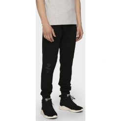 Spodnie dresowe męskie SPMD205 - głęboka czerń. Spodnie sportowe męskie 4F, m, bez wzorów, z dresówki. Za 149.99 zł.