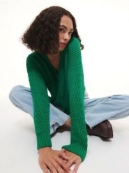 Krótki kardigan - zielony. Zielone kardigany damskie Reserved, l, bez wzorów, z dzianiny, bez kołnierzyka. W wyprzedaży za 25.99 zł.