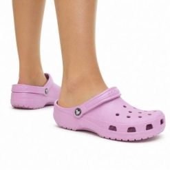 Klapki chodaki damskie sportowe Crocs CLASSIC. Czerwone klapki damskie Crocs, na lato, bez wzorów, z materiału, klasyczne, bez obcasa, bez zapięcia. Za 159.00 zł.