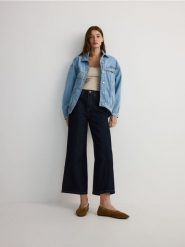 Jeansy wide leg z przeszyciami - granatowy. Niebieskie jeansy damskie Reserved, bez wzorów, z bawełny. W wyprzedaży za 89.99 zł.
