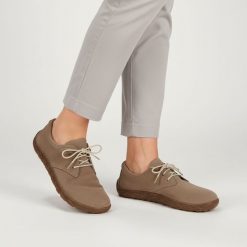 Półbuty damskie barefoot Armodo, cholewka ze skóry naturalnej o miękkiej matowej strukturze klasyczne sznurowanie zapewniające dobre dopasowanie oraz. Brązowe półbuty damskie Armodo, bez wzorów, ze skóry, klasyczne, bez obcasa, bez zapięcia. Za 339.00 zł.