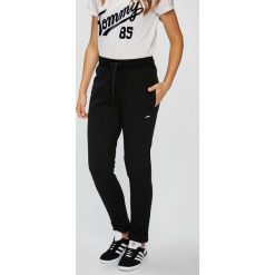 Guess Jeans - Spodnie. Czarne spodnie materiałowe damskie Guess Jeans, bez wzorów, z bawełny, casualowe. W wyprzedaży za 159.90 zł.