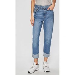 Guess Jeans - Jeansy. Niebieskie jeansy damskie Guess Jeans, z aplikacjami, z bawełny. W wyprzedaży za 329.90 zł.