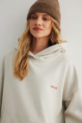 Bluza z kapturem i HAFTEM w kolorze IVORY- NORTH-UNI. Brązowe bluzy damskie Marsala, m, bez wzorów, z bawełny, bez ramiączek, z kapturem. Za 329.90 zł.