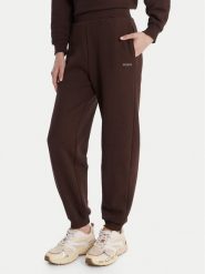 Guess Spodnie dresowe V6RB15 K9V31 Brązowy Regular Fit. Brązowe spodnie dresowe damskie Guess, z aplikacjami, z bawełny. Za 299.99 zł.