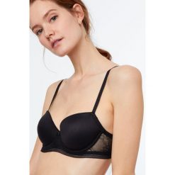 Etam - Biustonosz Pure Sensation. Czarne biustonosze Etam, bez wzorów, z dzianiny. W wyprzedaży za 49.90 zł.