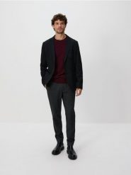 Marynarka slim fit z domieszką wiskozy - czarny. Czarne marynarki męskie Reserved, l, bez wzorów, z dzianiny, bez kołnierzyka, bez ramiączek. Za 259.99 zł.