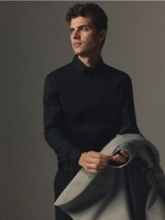 Gładka koszula slim fit - czarny. Czarne koszule męskie Reserved, l, bez wzorów, z bawełny, bez kołnierzyka, bez ramiączek. Za 119.99 zł.