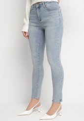 Jasnoniebieskie Dopasowane Bawełniane Jeansy z Efektem Push-Up Arisane. Niebieskie jeansy damskie Born2be, bez wzorów, z bawełny, eleganckie, długie. Za 89.99 zł.