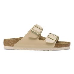 BIRKENSTOCK Arizona BF Patent Sand Klapki damskie. Brązowe klapki damskie Birkenstock, na lato, bez wzorów, eleganckie, bez obcasa, bez zapięcia. Za 299.99 zł.