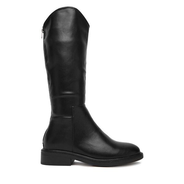 Kozaki DeeZee. Czarne kozaki damskie DeeZee, bez wzorów, bez obcasa, na płaskiej podeszwie, bez zapięcia. Za 149.99 zł.